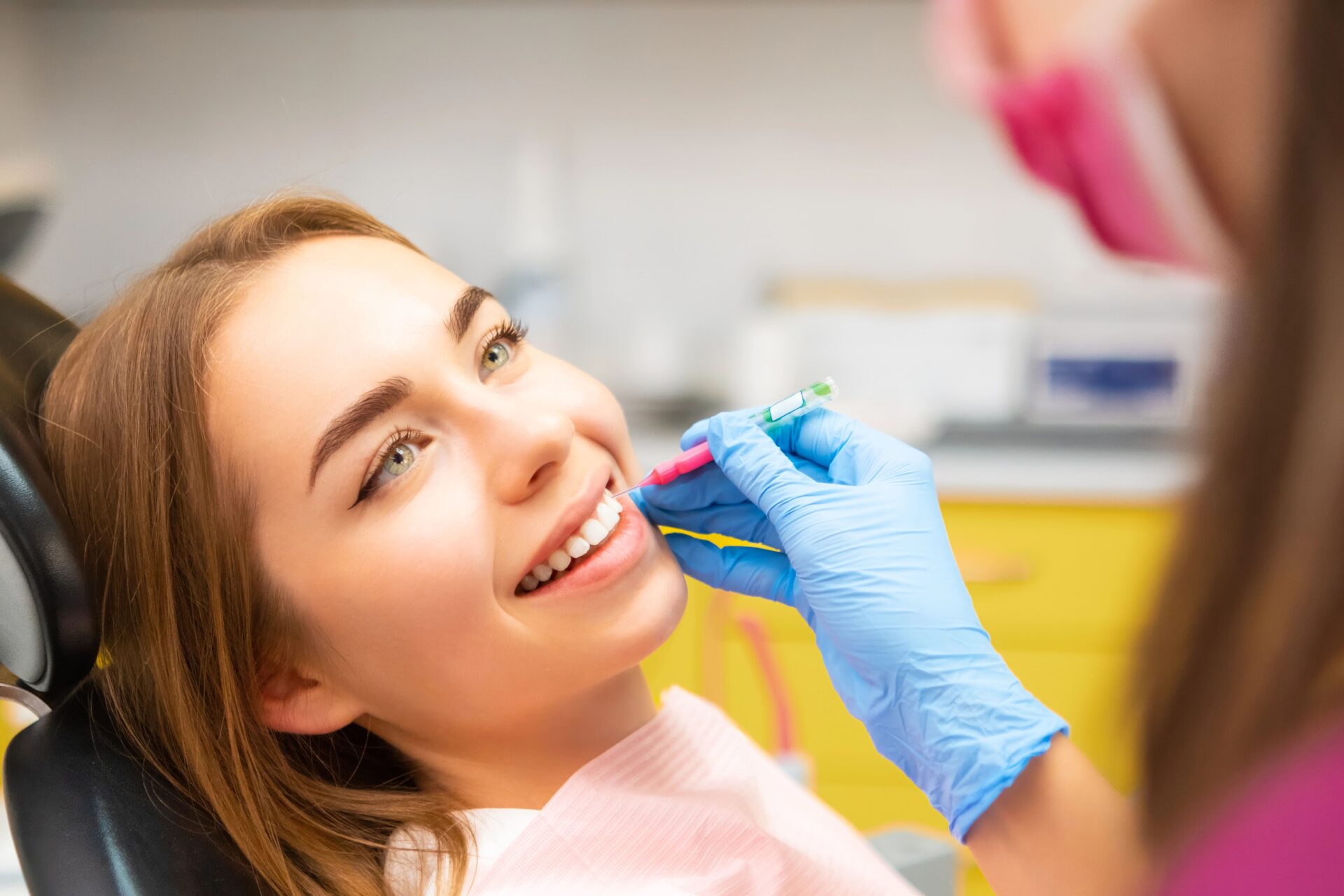 Pacjentka pokazuje swoje zęby dentystce